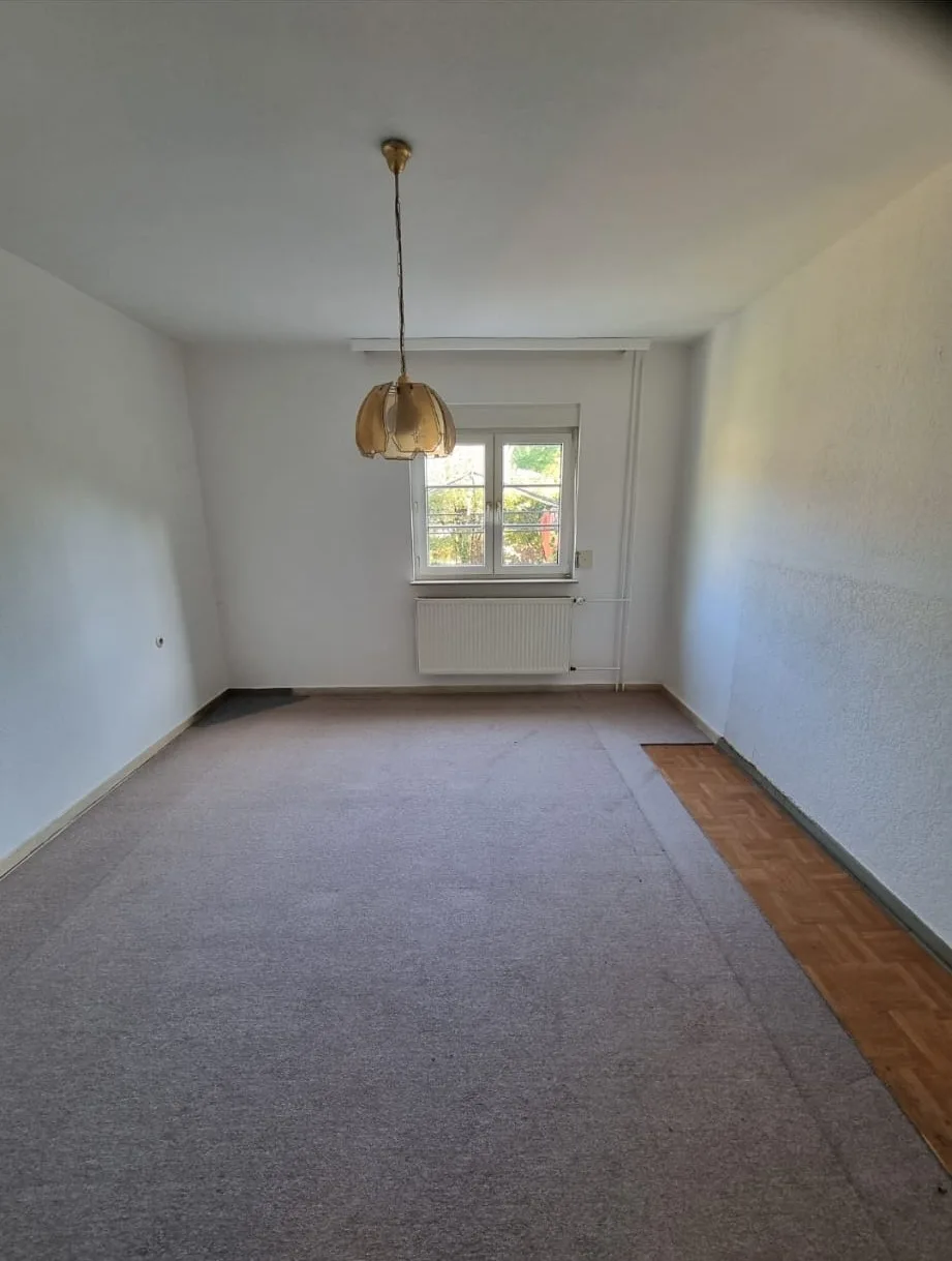 Leeres Esszimmer nach der Entrümpelung, besenrein übergeben