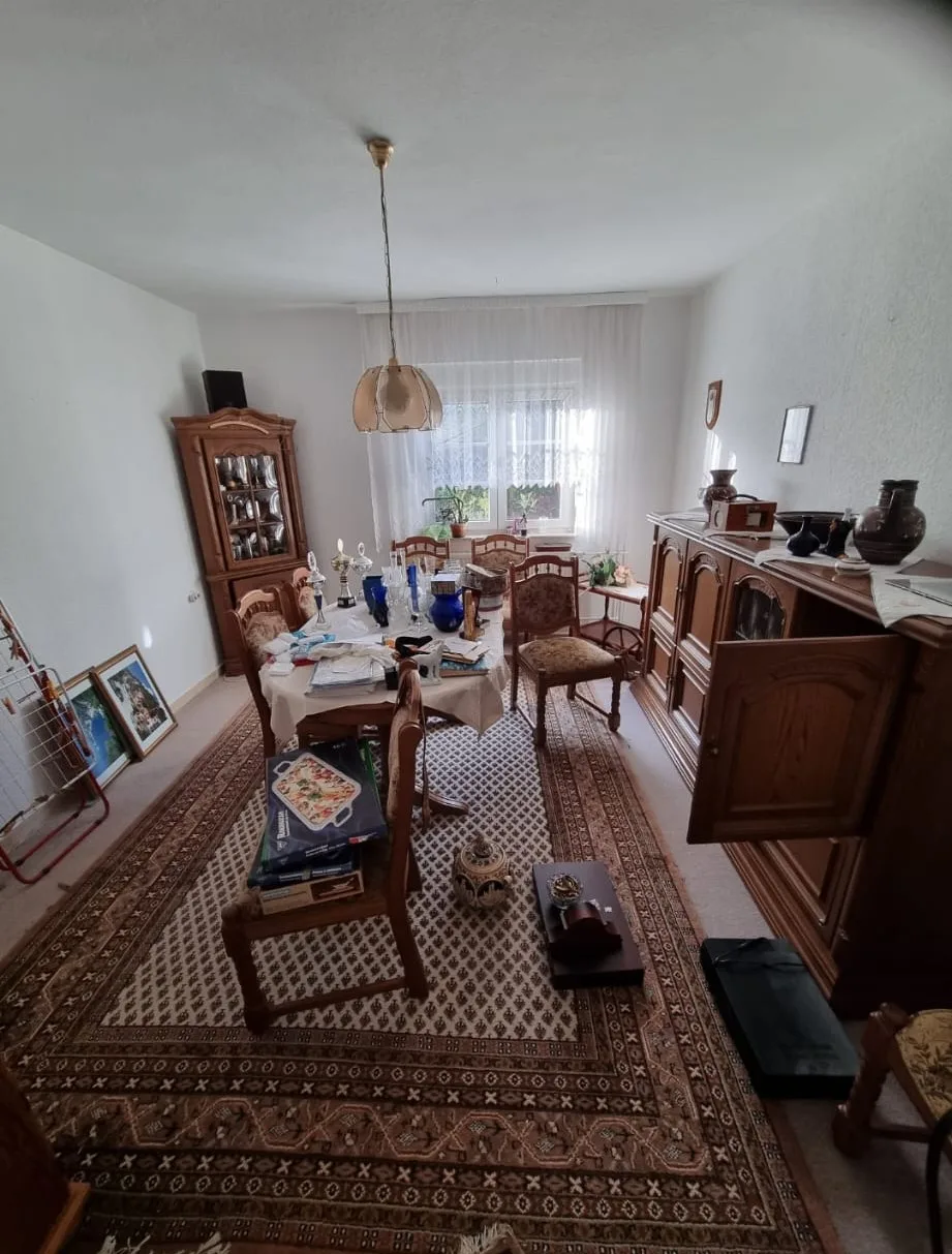Esszimmer mit Möbeln und Inventar – Zustand vor der Entrümpelung